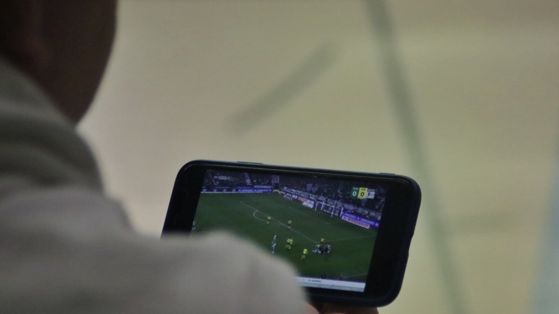 Streaming foot et consommation de data mobile : le guide essentiel pour regarder les matchs sans exploser son forfait