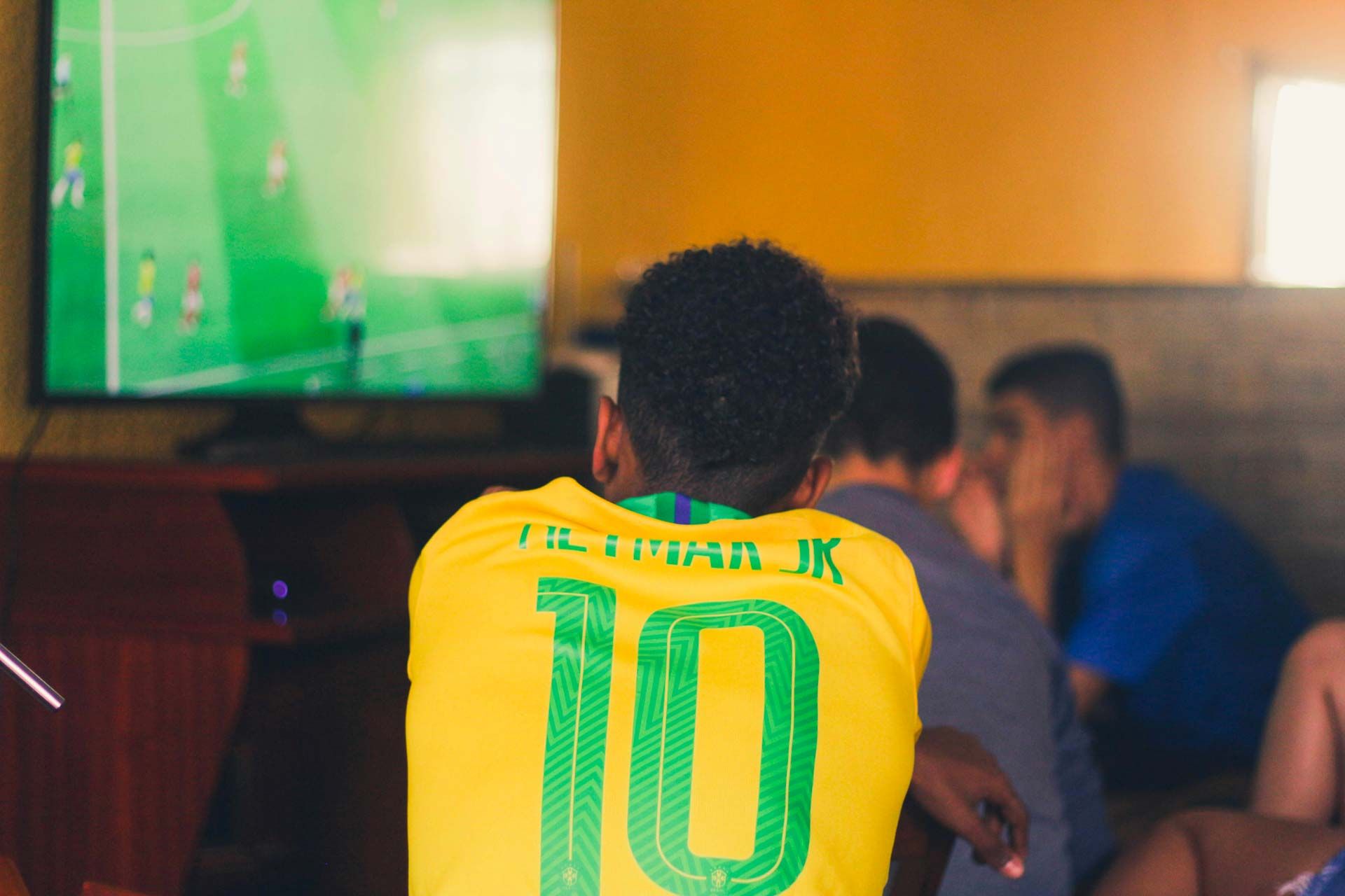 Supporter qui regarde du foot à la télévision